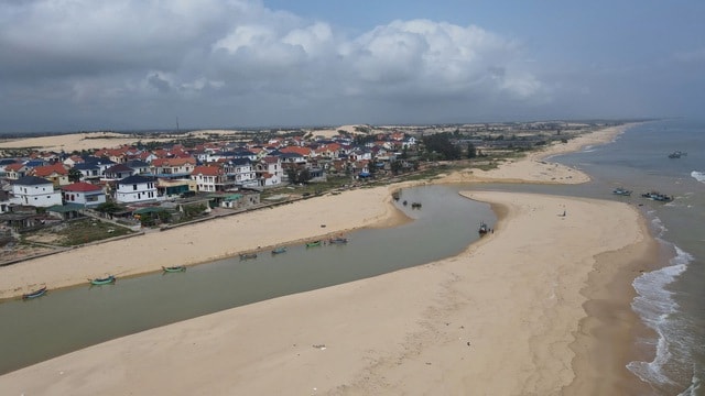 Cửa sông Dinh bồi lấp, tàu cá tiến thoái lưỡng nan- Ảnh 1.