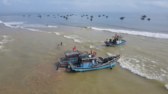 Cửa sông Dinh bồi lấp, tàu cá tiến thoái lưỡng nan- Ảnh 3.