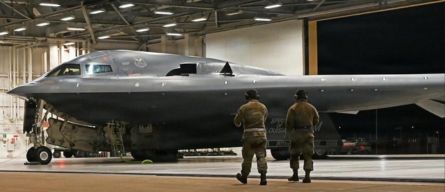 Giải mã chi tiết bí ẩn trên cánh máy bay ném bom tàng hình B-2 Spirit Mỹ- Ảnh 1. Giải mã chi tiết bí ẩn trên cánh máy bay ném bom tàng hình B-2 Spirit Mỹ- Ảnh 1.