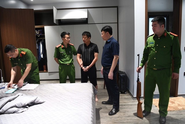 Triệt phá 3 nhóm tội phạm núp bóng doanh nghiệp, thu 4 khẩu súng, giữ khẩn cấp 10 đối tượng- Ảnh 5. Triệt phá 3 nhóm tội phạm núp bóng doanh nghiệp, thu 4 khẩu súng, giữ khẩn cấp 10 đối tượng- Ảnh 5.