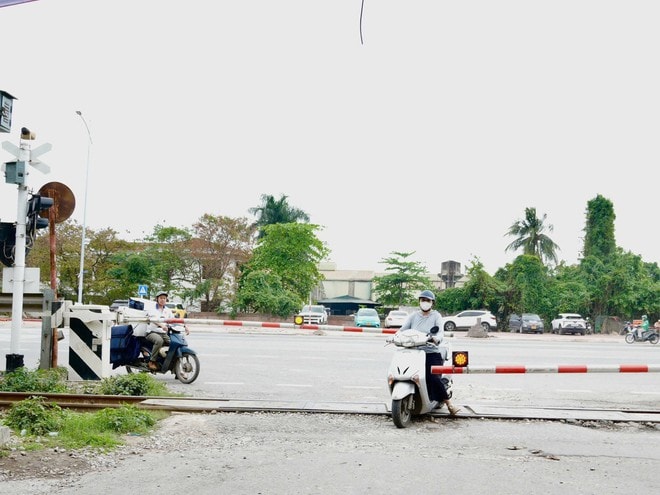 Hà Nội: Cảnh báo đã bật, người dân vẫn liều vượt rào chắn đường sắt- Ảnh 3.