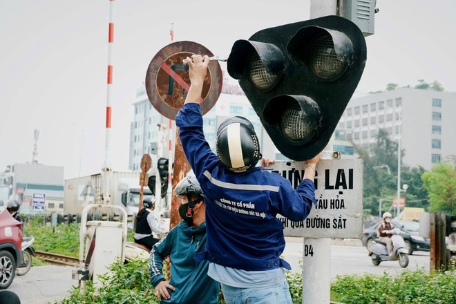 Hà Nội: Cảnh báo đã bật, người dân vẫn liều vượt rào chắn đường sắt- Ảnh 5.
