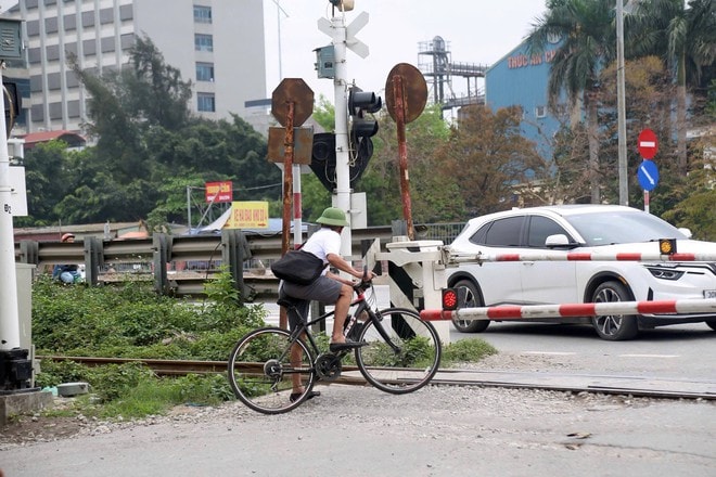 Hà Nội: Cảnh báo đã bật, người dân vẫn liều vượt rào chắn đường sắt- Ảnh 2.