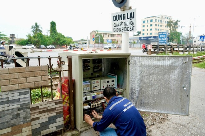 Hà Nội: Cảnh báo đã bật, người dân vẫn liều vượt rào chắn đường sắt- Ảnh 4.
