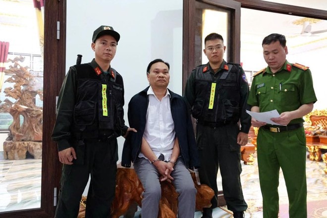 Triệt phá 3 nhóm tội phạm núp bóng doanh nghiệp, thu 4 khẩu súng, giữ khẩn cấp 10 đối tượng- Ảnh 1. Triệt phá 3 nhóm tội phạm núp bóng doanh nghiệp, thu 4 khẩu súng, giữ khẩn cấp 10 đối tượng- Ảnh 1.