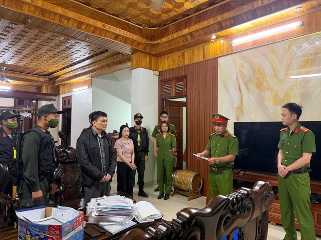 Triệt phá 3 nhóm tội phạm núp bóng doanh nghiệp, thu 4 khẩu súng, giữ khẩn cấp 10 đối tượng- Ảnh 3. Triệt phá 3 nhóm tội phạm núp bóng doanh nghiệp, thu 4 khẩu súng, giữ khẩn cấp 10 đối tượng- Ảnh 3.