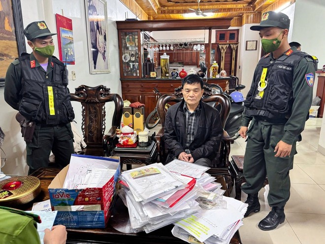 Triệt phá 3 nhóm tội phạm núp bóng doanh nghiệp, thu 4 khẩu súng, giữ khẩn cấp 10 đối tượng- Ảnh 4. Triệt phá 3 nhóm tội phạm núp bóng doanh nghiệp, thu 4 khẩu súng, giữ khẩn cấp 10 đối tượng- Ảnh 4.