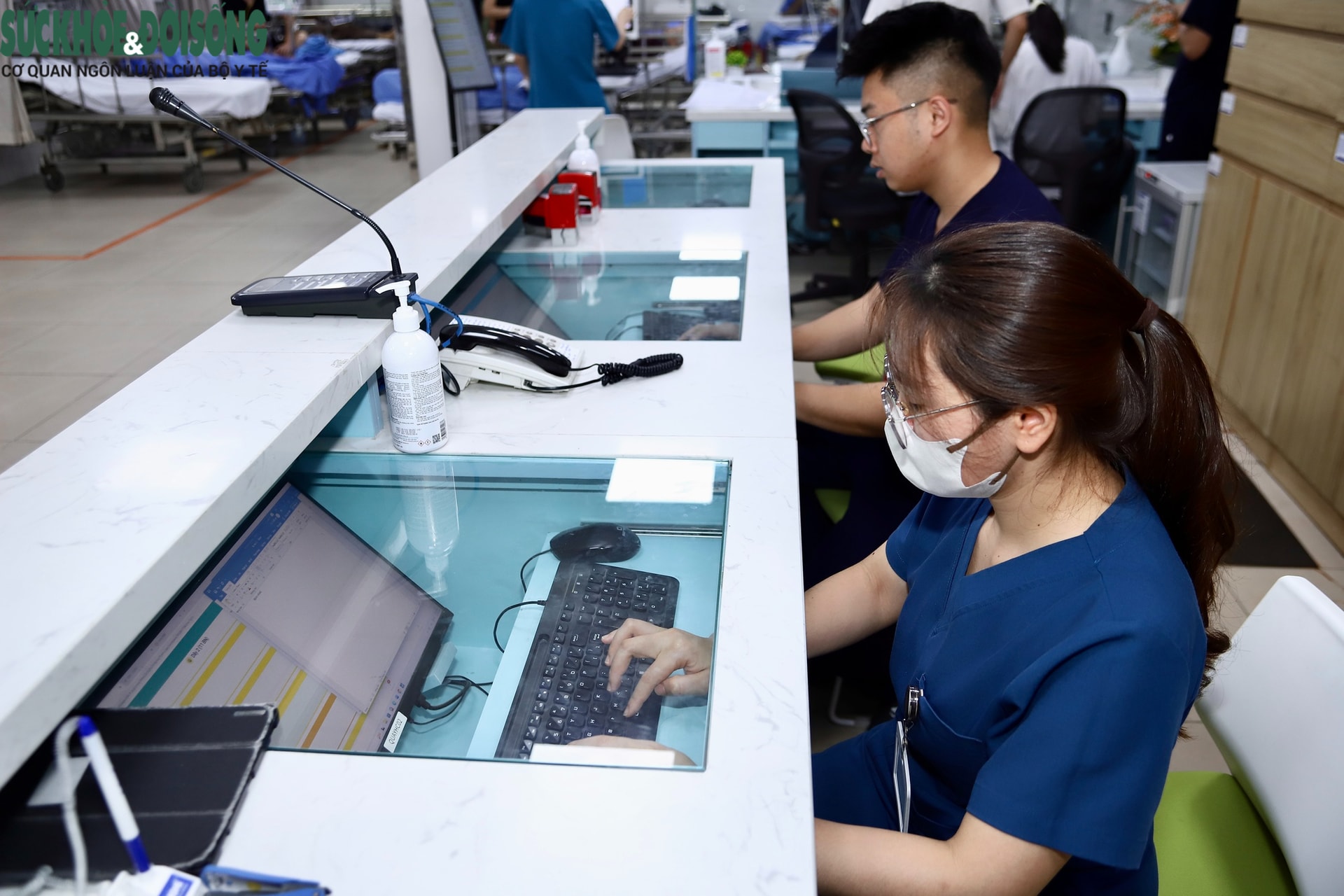 Sau cánh cửa cấp cứu (2): Bữa cơm vội và giấc ngủ ngắn- Ảnh 2.