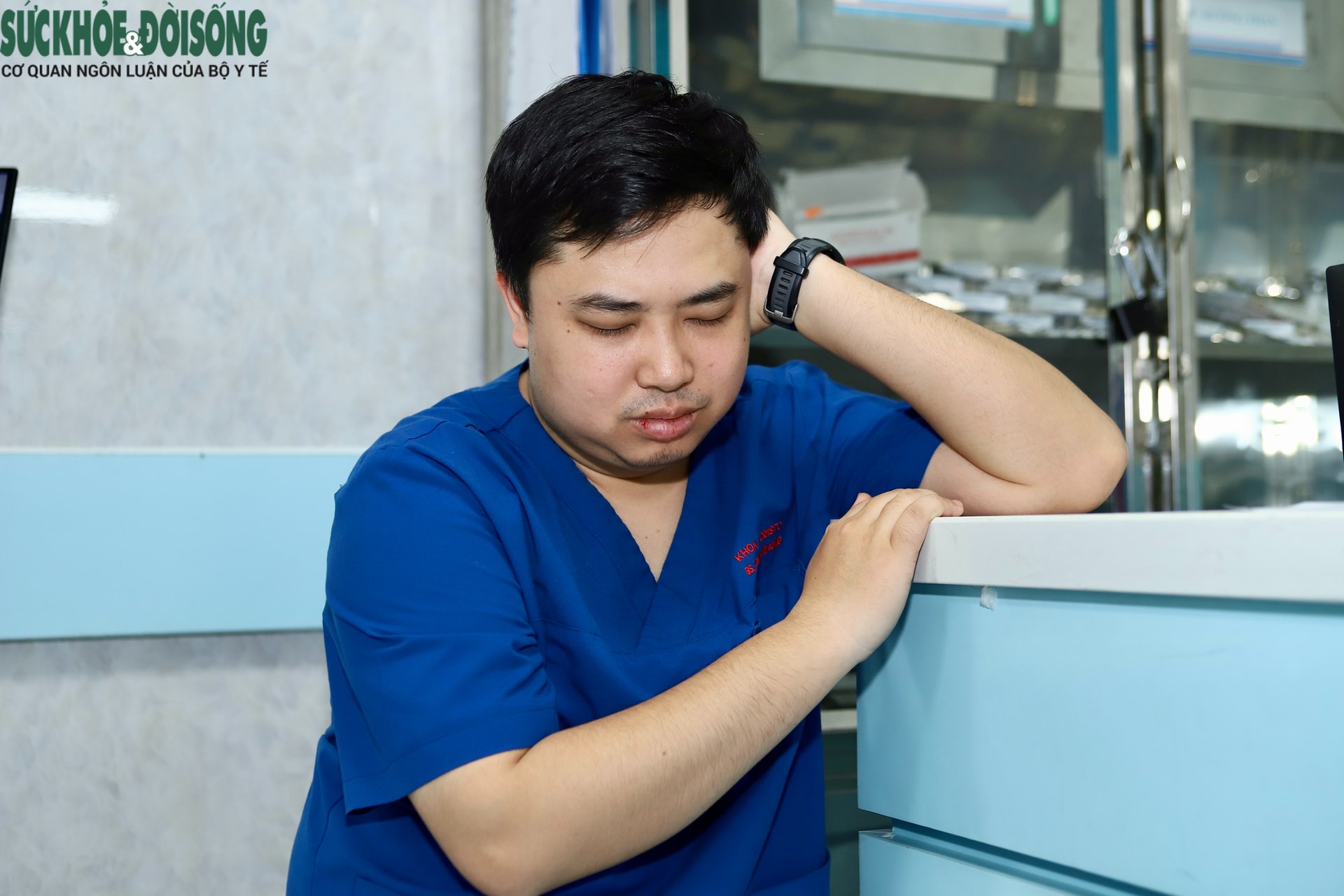 Sau cánh cửa cấp cứu (2): Bữa cơm vội và giấc ngủ ngắn- Ảnh 5.