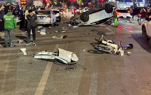 Hà Nội: Ô tô lật ngửa, nhiều người bị thương sau va chạm ở đường Trung Kính- Ảnh 1.