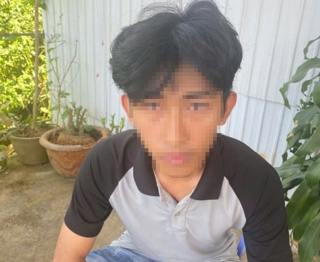 Mâu thuẫn gia đình, chồng đuổi theo taxi chở vợ rồi đập phá xe giữa đường- Ảnh 1. Mâu thuẫn gia đình, chồng đuổi theo taxi chở vợ rồi đập phá xe giữa đường- Ảnh 1.