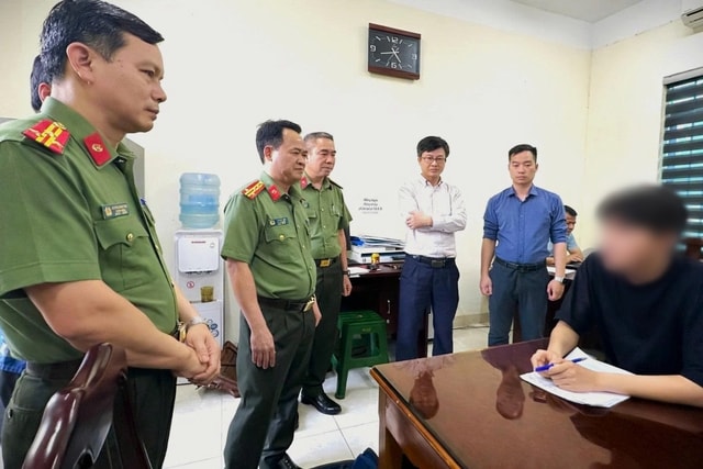 Đường dây phát tán mã độc xuyên quốc gia do nam sinh lớp 12 cầm đầu hình thành như thế nào?- Ảnh 1. Đường dây phát tán mã độc xuyên quốc gia do nam sinh lớp 12 cầm đầu hình thành như thế nào?- Ảnh 1.