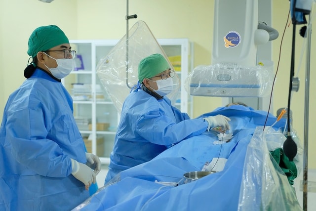 Kịp thời cứu sống người đàn ông ‘ho ra máu sét đánh’- Ảnh 1.