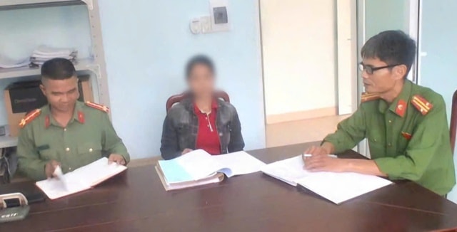 Công an TP Huế giúp người phụ nữ Cơ Tu nhận lại 60 triệu đồng chuyển nhầm- Ảnh 1. Công an TP Huế giúp người phụ nữ Cơ Tu nhận lại 60 triệu đồng chuyển nhầm- Ảnh 1.