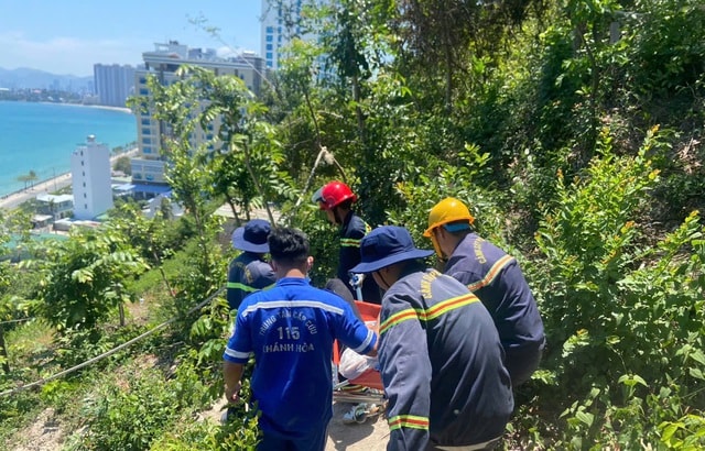 Chạy đua cứu người phụ nữ kiệt sức, ngất xỉu khi leo núi Cô Tiên- Ảnh 1. Chạy đua cứu người phụ nữ kiệt sức, ngất xỉu khi leo núi Cô Tiên- Ảnh 1.