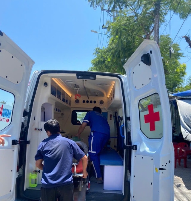 Chạy đua cứu người phụ nữ kiệt sức, ngất xỉu khi leo núi Cô Tiên- Ảnh 2. Chạy đua cứu người phụ nữ kiệt sức, ngất xỉu khi leo núi Cô Tiên- Ảnh 2.