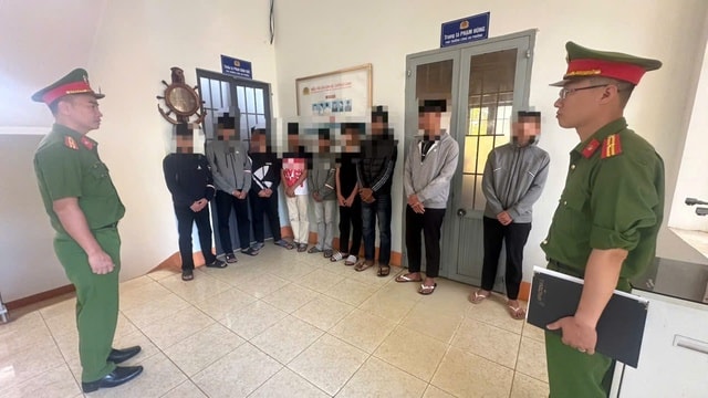 Mâu thuẫn trên mạng xã hội, hai nhóm học sinh mang hung khí đánh nhau- Ảnh 1.