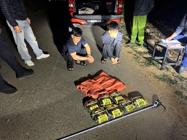 Video: Cận cảnh vây bắt 2 đối tượng vận chuyển lượng lớn ma túy- Ảnh 1.