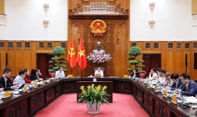 Thủ tướng: Không để thiếu xăng dầu trong mọi tình huống, khẩn trương xây dựng kho dự trữ chiến lược- Ảnh 1.