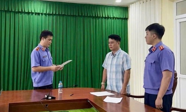 Tai nạn giao thông khiến nữ sinh 14 tuổi ở Vĩnh Long tử vong: Bắt nguyên Phó thủ trưởng cơ quan điều tra- Ảnh 1. Tai nạn giao thông khiến nữ sinh 14 tuổi ở Vĩnh Long tử vong: Bắt nguyên Phó thủ trưởng cơ quan điều tra- Ảnh 1.