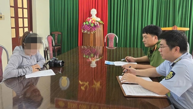 Xử phạt người phụ nữ chụp ảnh dạo chèo kéo, ép khách tại bãi biển Sầm Sơn- Ảnh 1.