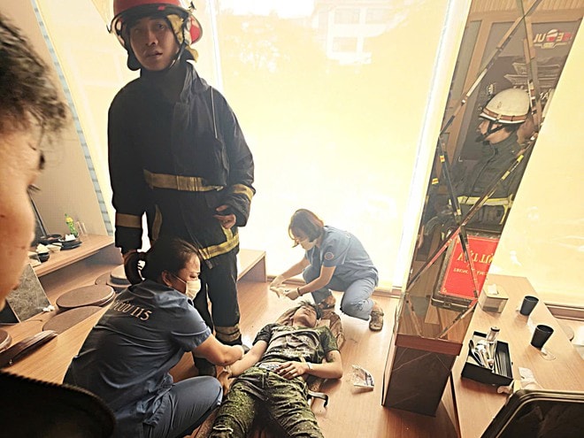 Giải cứu kịp thời nam thanh niên mắc kẹt trong thang máy- Ảnh 2.