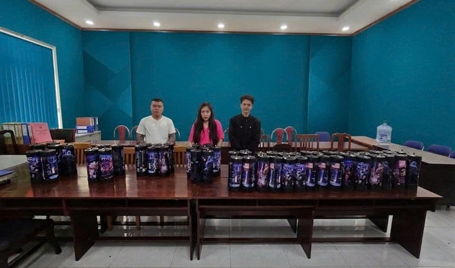 Bắt nhóm buôn 'khí cười' quy mô lớn tại TPHCM- Ảnh 2.