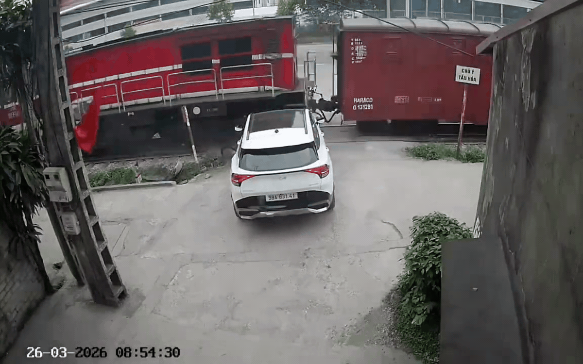 Camera ghi lại vụ tai nạn ô tô va chạm tàu hỏa xảy ra tại Bắc Ninh. Trong đoạn clip, tài xế ô tô không dừng lại dù tàu hỏa đã đến gần