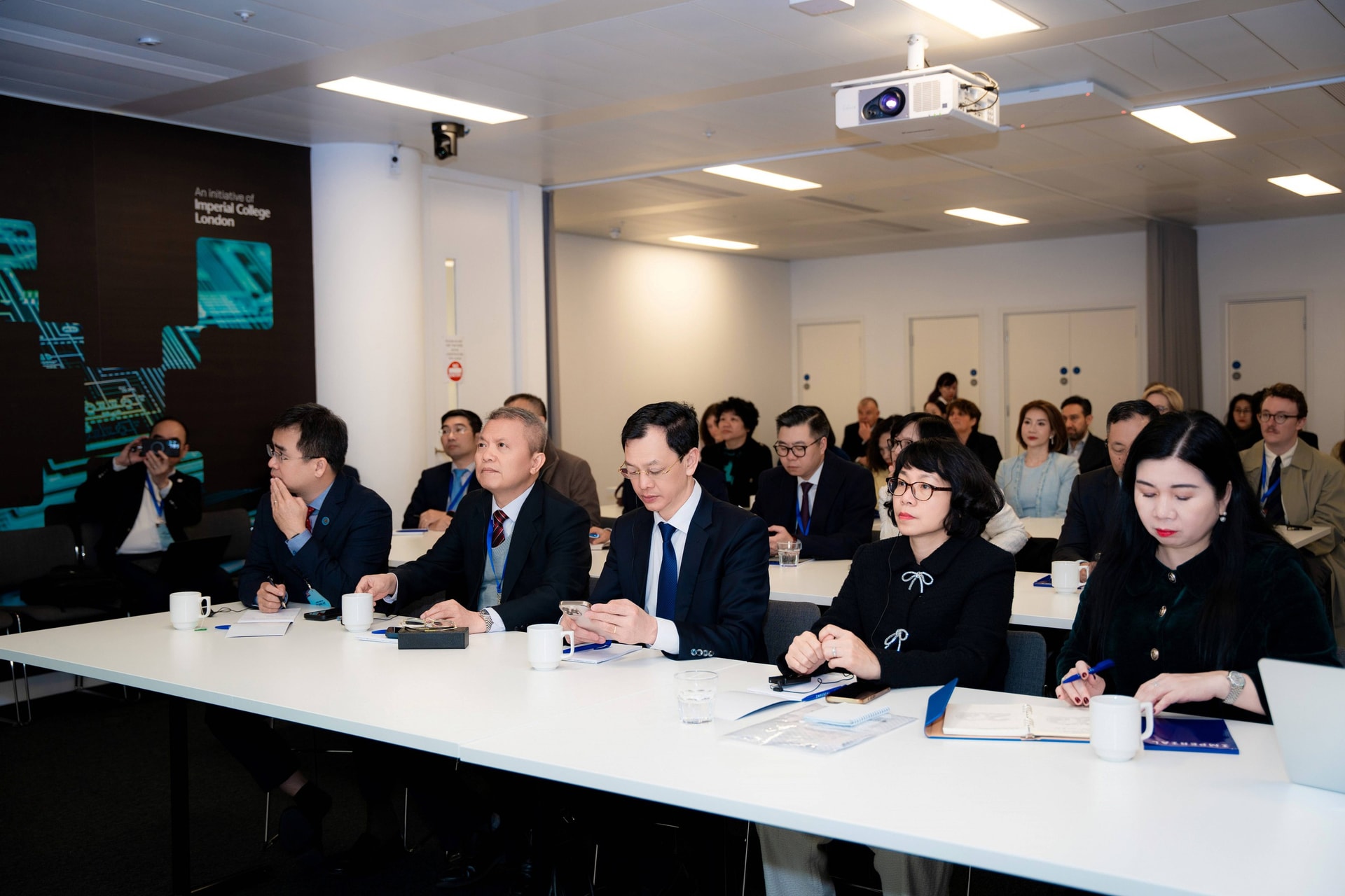 Việt Nam - Vương quốc Anh tăng cường trao đổi kinh nghiệm trong chăm sóc y tế dự phòng- Ảnh 1. Việt Nam - Vương quốc Anh tăng cường trao đổi kinh nghiệm trong chăm sóc y tế dự phòng- Ảnh 1.