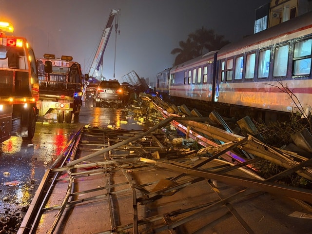 Liên tiếp xảy ra ô tô va chạm tàu hỏa: 4 nguyên tắc phải nhớ khi băng qua đường sắt- Ảnh 3.