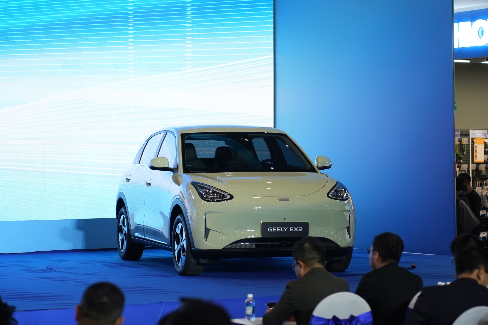 Geely EX2 sở hữu thiết kế SUV điện cỡ nhỏ với ngôn ngữ tạo hình tinh giản, hướng đến nhóm khách hàng đô thị.