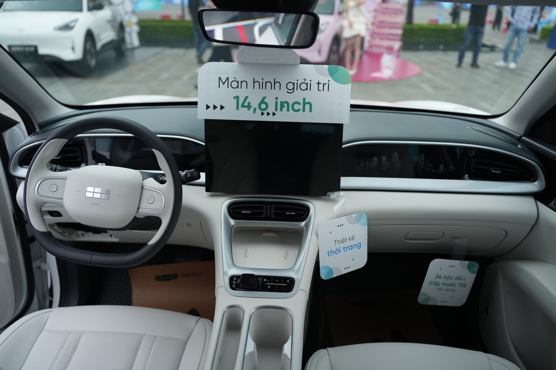 Màn hình điều khiển trung tâm kích thước 14,6 inch tích hợp hệ điều hành Flyme Auto và các tính năng hỗ trợ lái.