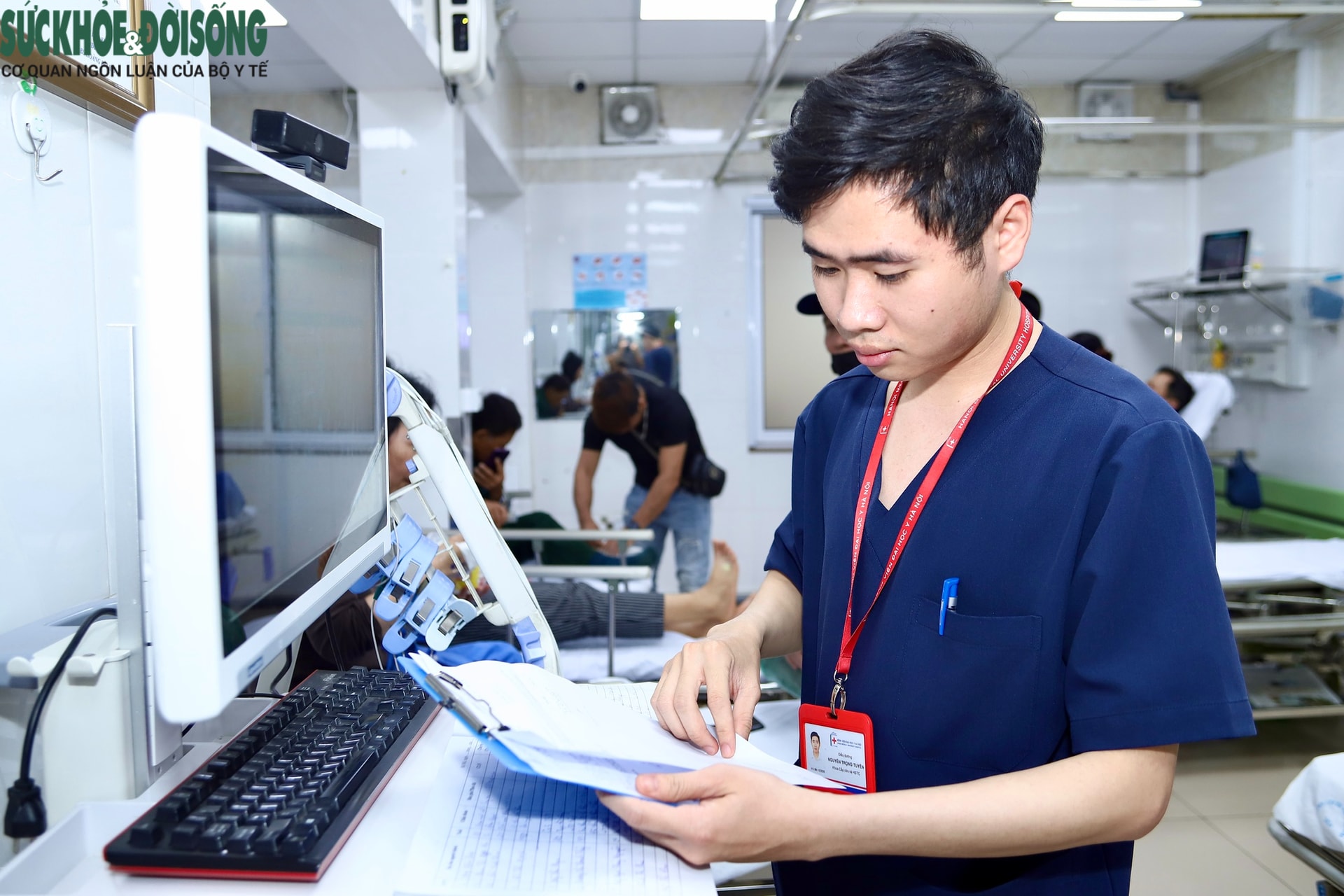 Sau cánh cửa cấp cứu (3): Những người chọn ở lại nơi áp lực nhất- Ảnh 3.