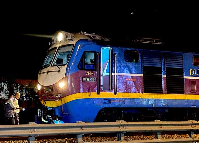 Vụ xe máy va chạm tàu hỏa xảy ra tối 27/3 tại Thượng Phúc (TP Hà Nội) khiến 2 người tử vong tại chỗ, nguyên nhân đang được cơ quan chức năng làm rõ. Vụ xe máy va chạm tàu hỏa xảy ra tối 27/3 tại Thượng Phúc (TP Hà Nội) khiến 2 người tử vong tại chỗ, nguyên nhân đang được cơ quan chức năng làm rõ.