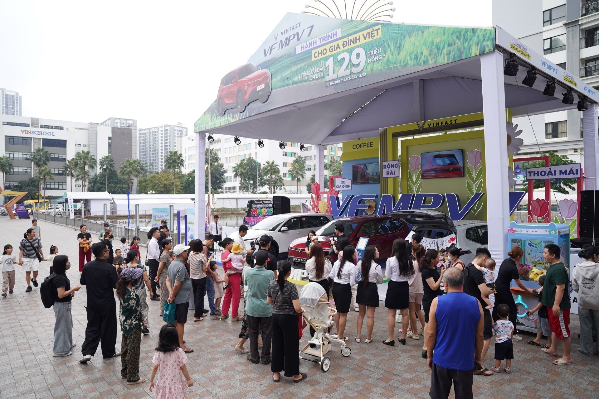 Sự kiện lái thử VF MPV 7 tại Times City (Hà Nội) nhận được sự quan tâm của đông đảo khách hàng.