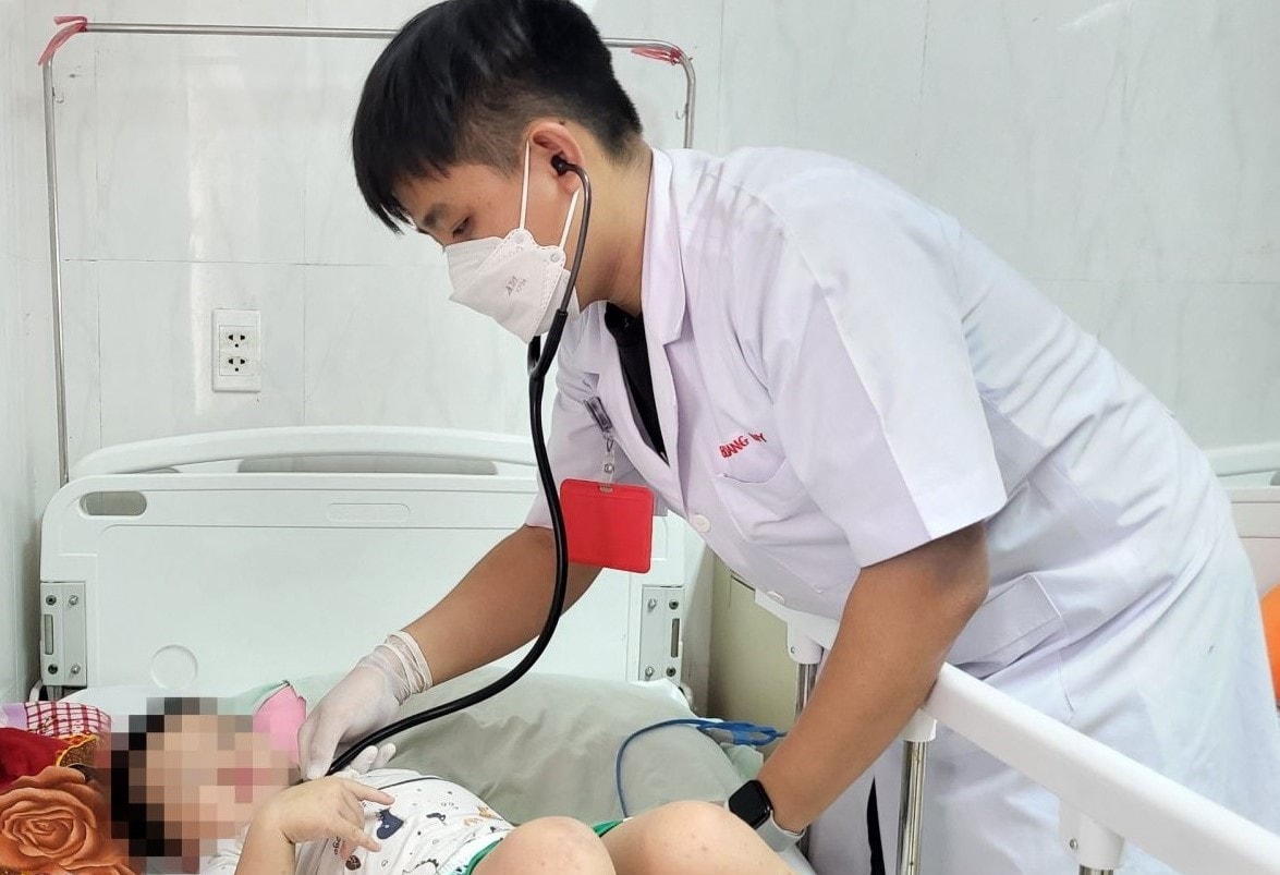 Bệnh nhân tay chân miệng tăng mạnh, 4 ca tử vong: Bộ Y tế yêu cầu tăng cường thu dung, điều trị- Ảnh 1.