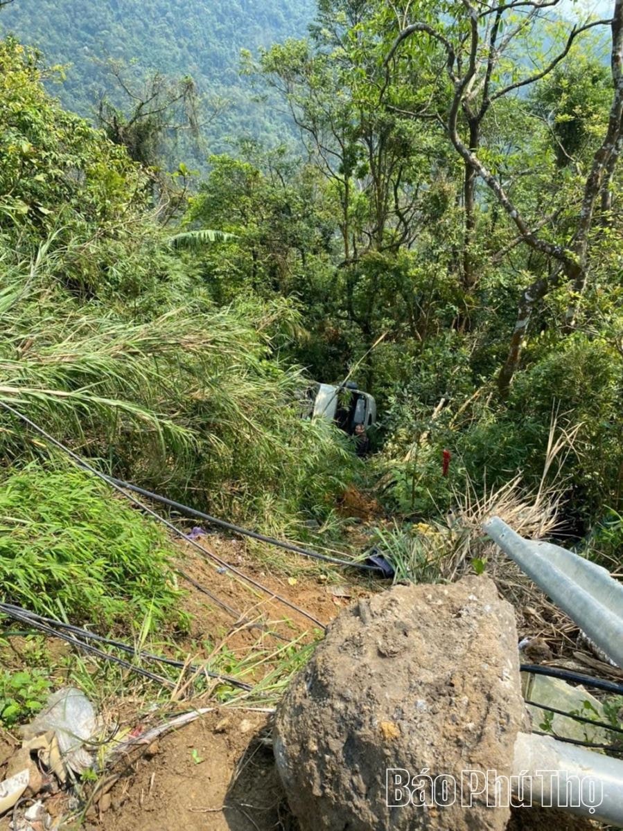 Vụ xe ô tô 29 chỗ lao xuống vực ở Phú Thọ: Khẩn trương cứu chữa cho các nạn nhân- Ảnh 1.