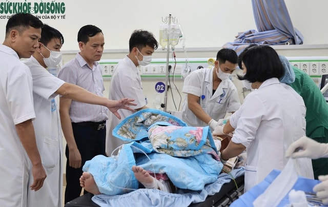 Xe 29 chỗ lao xuống vực ở Tam Đảo: Có 1 nạn nhân nữ bị thương rất nặng- Ảnh 1.