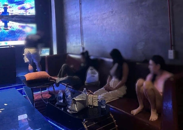 Đột kích quán karaoke THE A&K, bắt quả tang 5 người sử dụng ma túy- Ảnh 1. Đột kích quán karaoke THE A&K, bắt quả tang 5 người sử dụng ma túy- Ảnh 1.