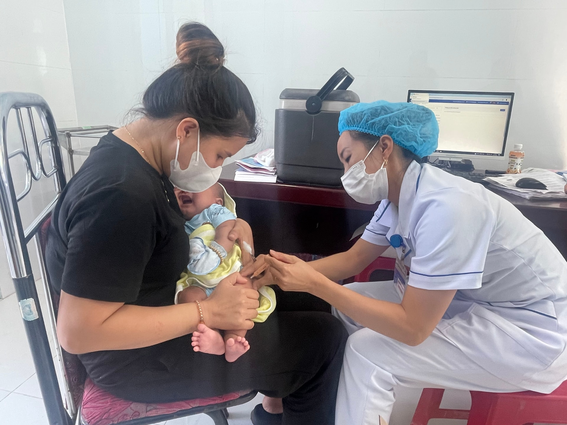 Tiêm chủng gặp tai biến: Vì sao chỉ bồi thường với trường hợp bắt buộc?- Ảnh 1.
