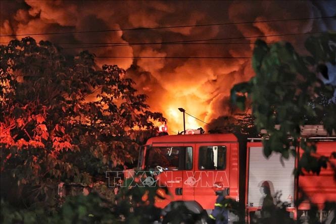 Cháy lớn trong đêm tại xưởng gỗ đối diện Bệnh viện K Tân Triều- Ảnh 1.