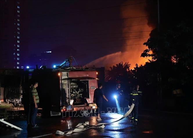 Cháy lớn trong đêm tại xưởng gỗ đối diện Bệnh viện K Tân Triều- Ảnh 5.
