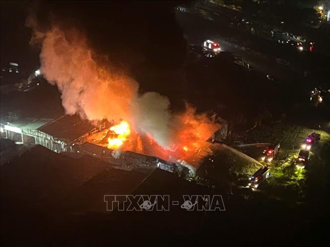 Cháy lớn trong đêm tại xưởng gỗ đối diện Bệnh viện K Tân Triều- Ảnh 4.