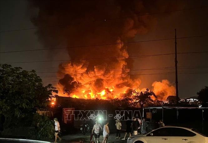 Cháy lớn trong đêm tại xưởng gỗ đối diện Bệnh viện K Tân Triều- Ảnh 2.