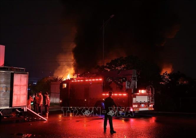 Cháy lớn trong đêm tại xưởng gỗ đối diện Bệnh viện K Tân Triều- Ảnh 6.