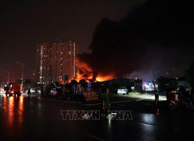 Cháy lớn trong đêm tại xưởng gỗ đối diện Bệnh viện K Tân Triều- Ảnh 3.