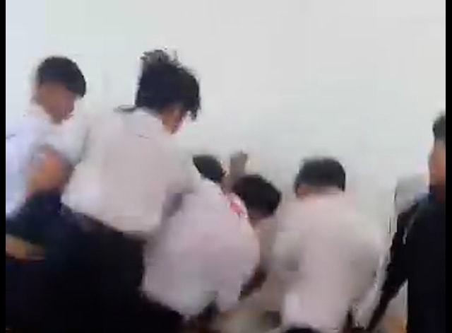 Nhóm học sinh lớp 8 đánh bạn nhập viện- Ảnh 1.