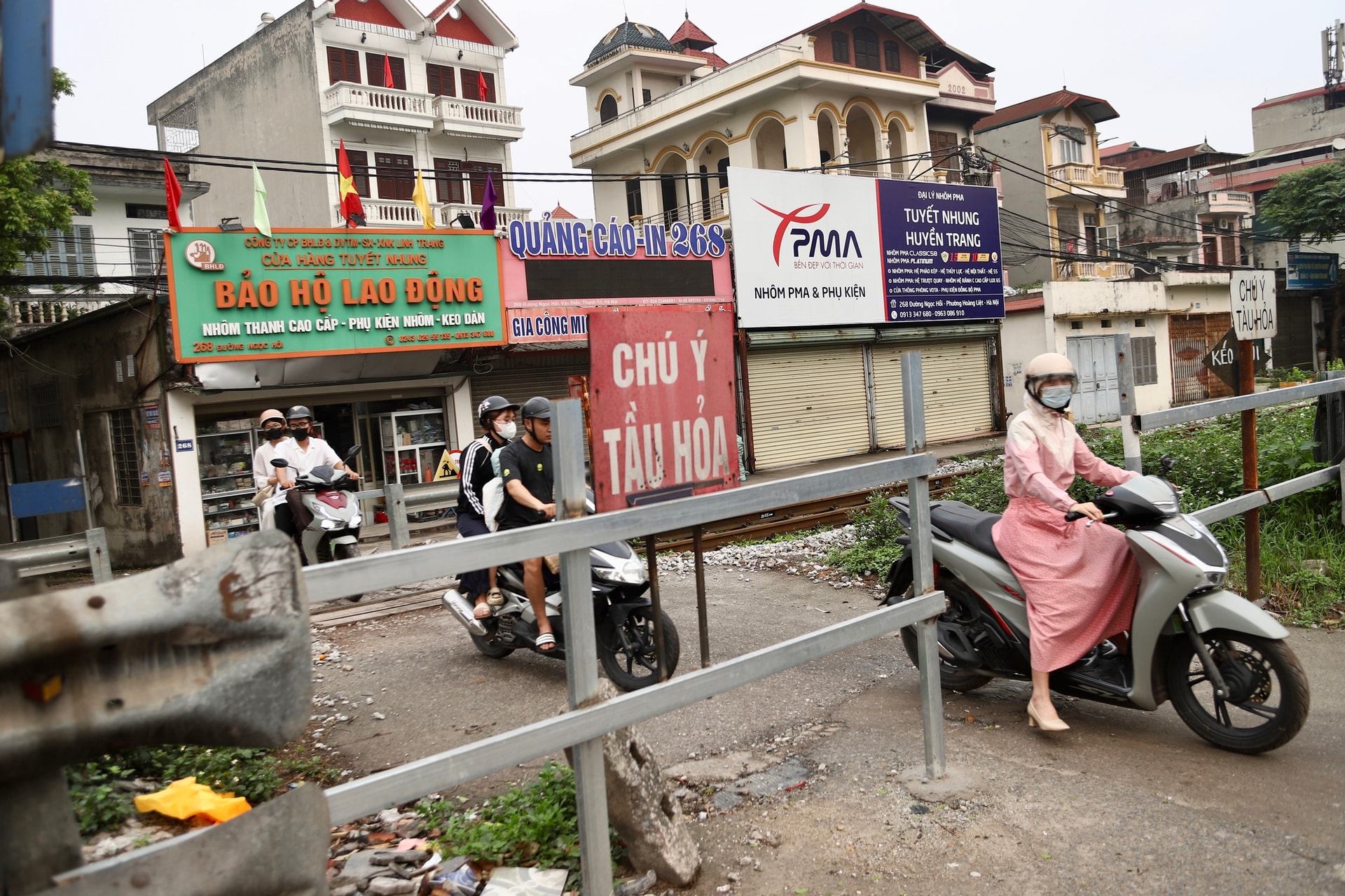 Hà Nội đóng hàng loạt lối đi tự mở qua đường sắt, cảnh báo tai nạn từ thói quen 'đi tắt'- Ảnh 5.