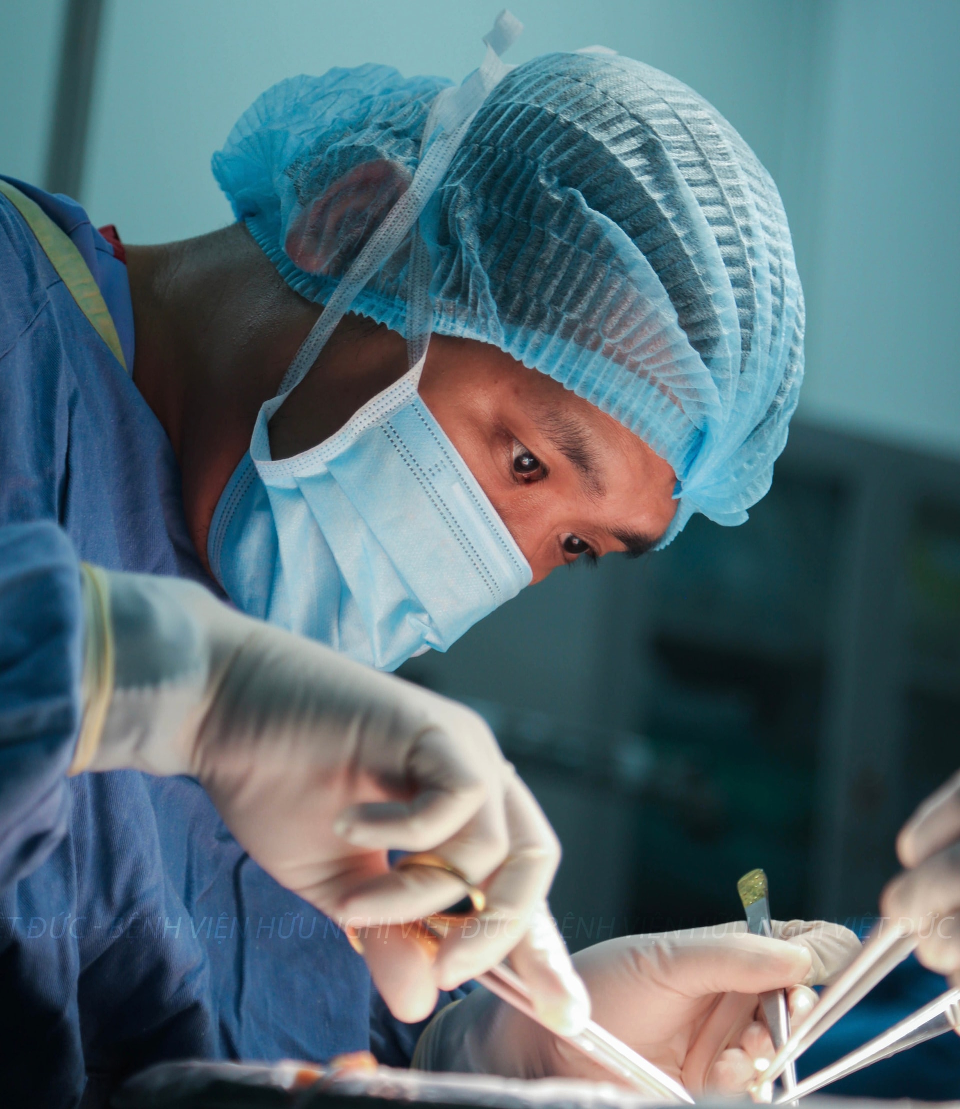 Chạy đua 'thời gian vàng' 6–8 giờ: Ghép thận tự thân cứu bệnh nhân đa chấn thương nguy kịch- Ảnh 1.