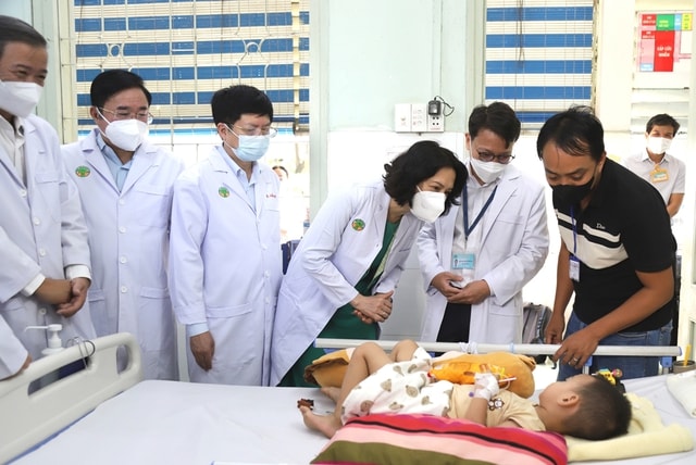 Bệnh tay chân miệng gia tăng, các bệnh viện Nhi ở TPHCM kích hoạt nhiều lớp ứng phó- Ảnh 1.